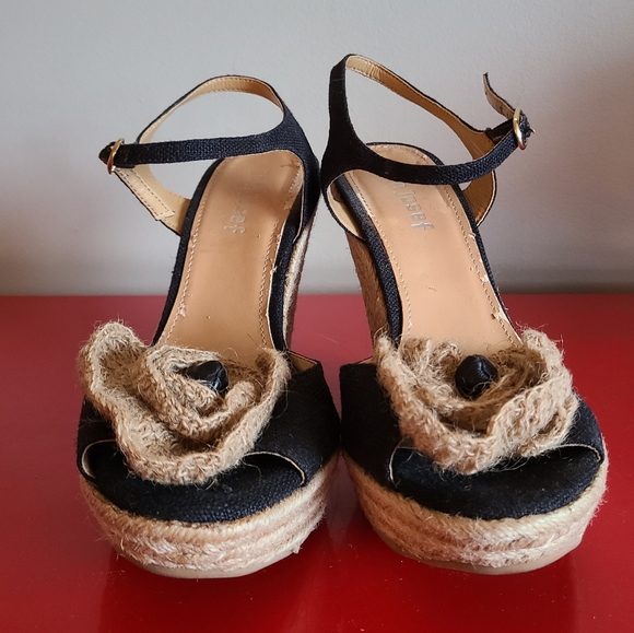 Adorable, 3" wedge sandals with knit tan flower on front, size 8 - Picture 6 of 6